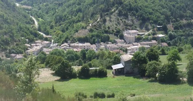 Vue du village de Bouvières niché dans la vallée
